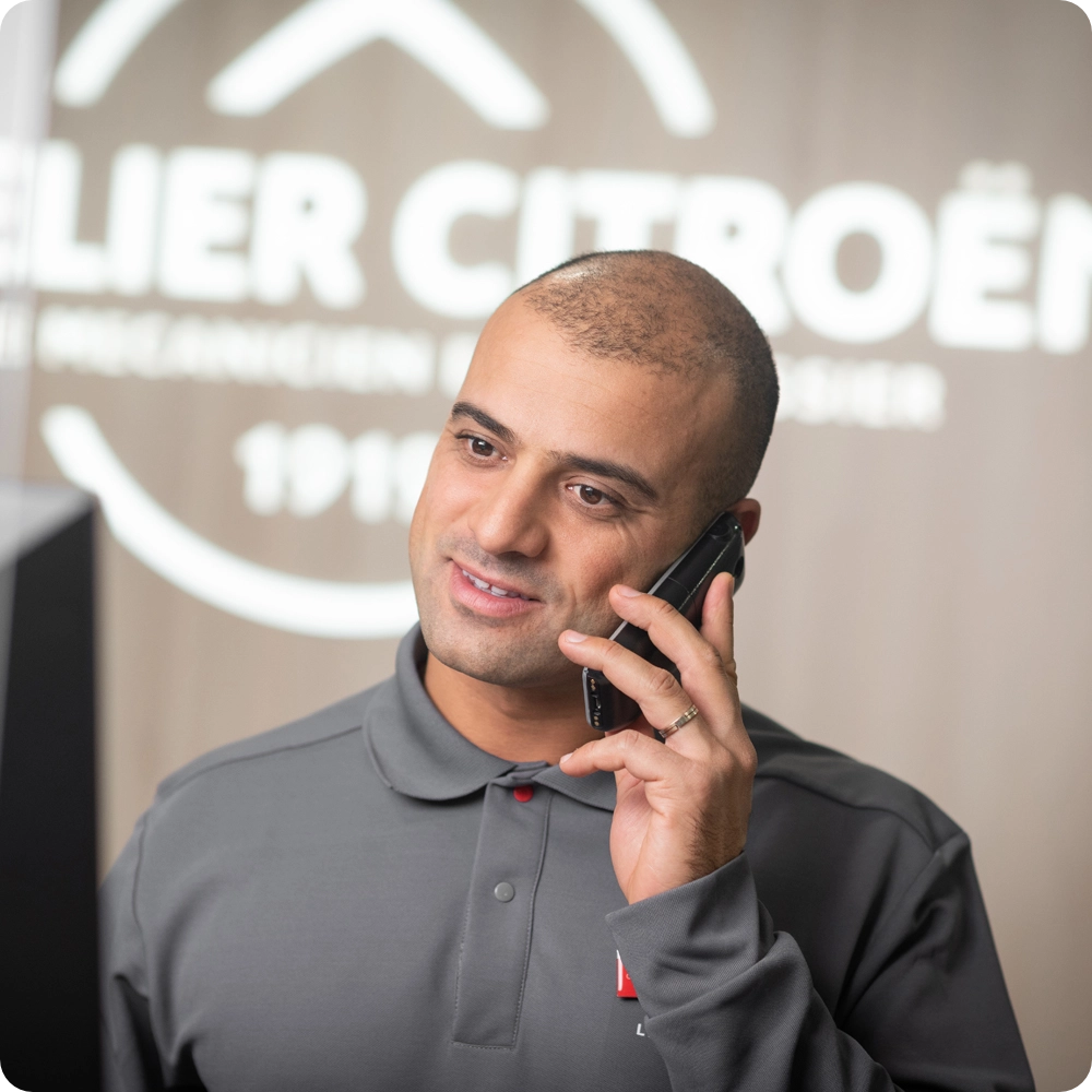 Serviceadviseur in een Citroën-werkplaats, met nadruk op preventieve onderhoudsservices en professionele ondersteuning voor eigenaren van een Citroën ë-C3 Van.