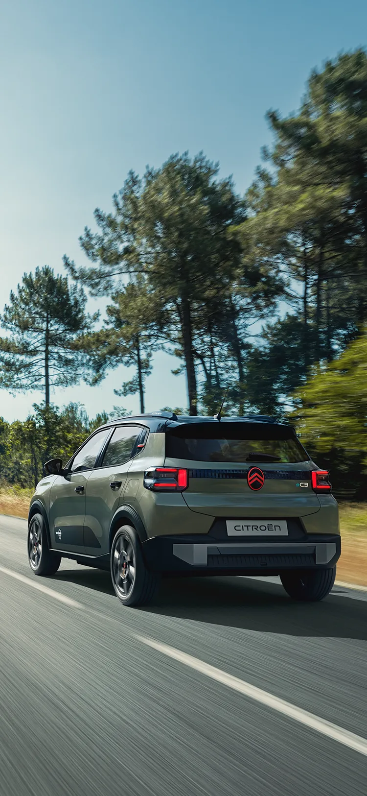 Zijaanzicht rijdend van de Citroën C3 compacte SUV met modern achterlichtdesign voor efficiënte en betaalbare mobiliteit.