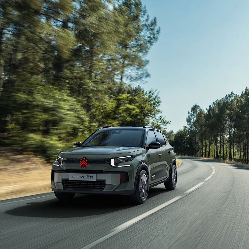 Driekwart achteraanzicht rijdend van de Citroën C3 compacte SUV met soepele stedelijke prestaties en 8‑jarige garantie voor zelfverzekerde, betaalbare mobiliteit.