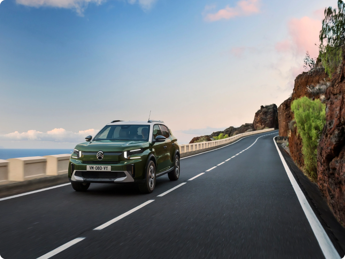 Vooraanzicht rijdend van de Citroën C3 Aircross SUV met directe beschikbaarheid voor zelfverzekerde, efficiënte en betaalbare mobiliteit.
