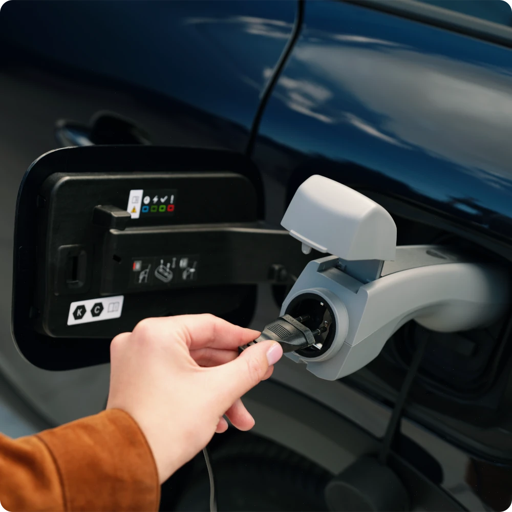 Close-up van de V2L-connector waarmee externe apparaten van stroom worden voorzien, ter illustratie van mobiel en flexibel energiegebruik