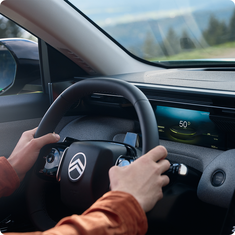 Bestuurdersaanzicht van de C5 Aircross met ADAS‑technologie die veiligheid, zicht, comfort en soepel, zelfverzekerd rijden ondersteunt.