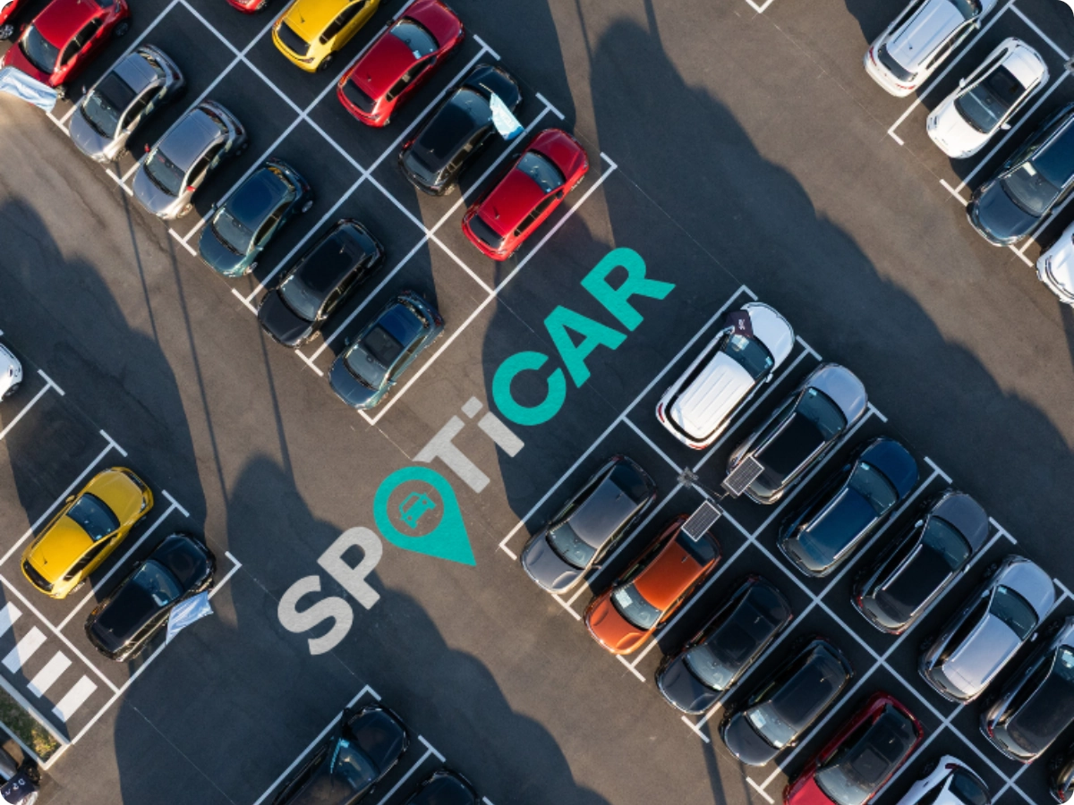 Bovenaanzicht van een terrein met gecertificeerde occasions dat de door Citroën SPOTICAR goedgekeurde C5 Aircross‑selectie toont.