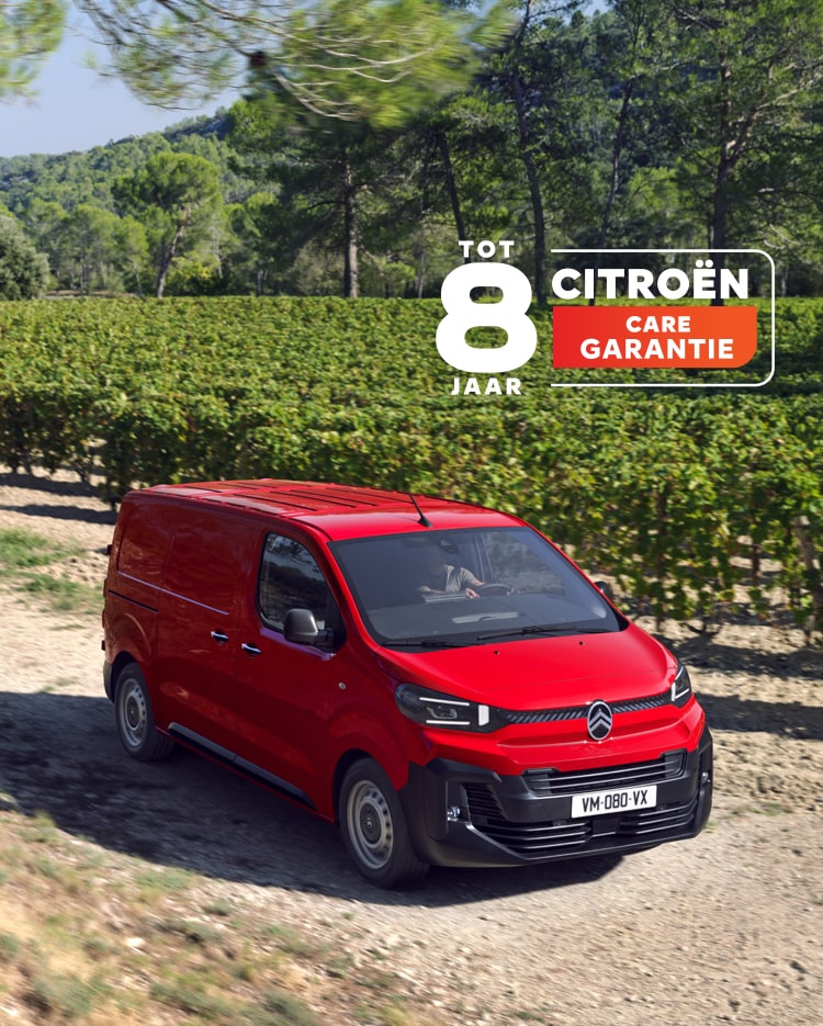 Driekwart vooraanzicht van een rode Citroën Jumpy die over een landweg rijdt, waarbij het robuuste ontwerp, het rijcomfort, de veelzijdigheid en de zelfverzekerde uitstraling goed tot uiting komen.